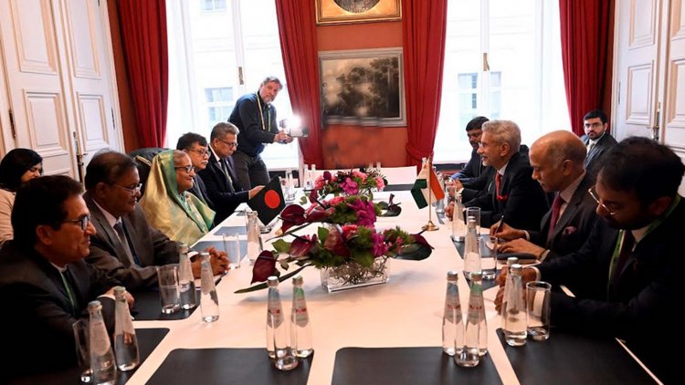 নিজস্ব মুদ্রায়