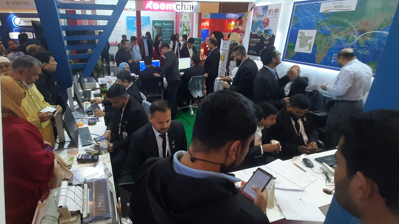 পর্যটন মেলায়