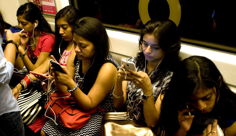 মোবাইল ব্যবহার