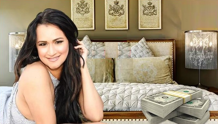 যে তরুণী