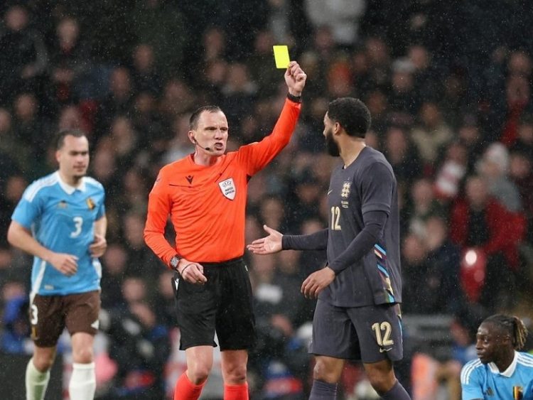 রেফারির সঙ্গে কথা