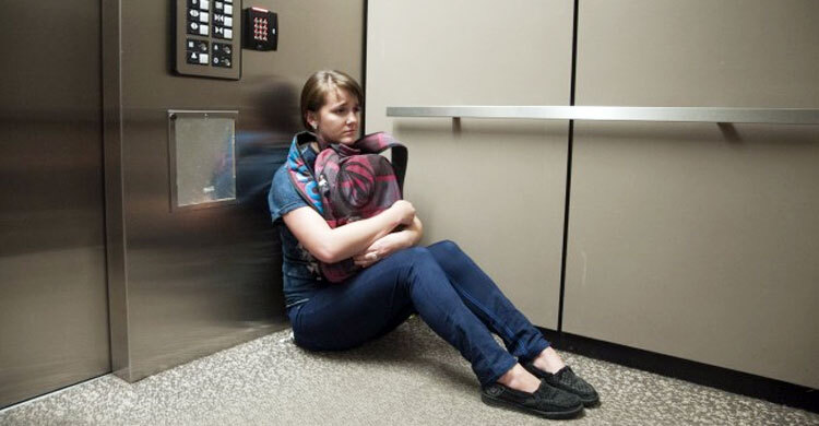 লিফটে আটকে